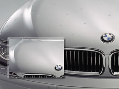 Nahaufnahme einer BMW-Motorhaube mit Hagelschaden